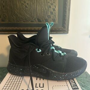 Pg 3 (size 9.5) basketball shoe